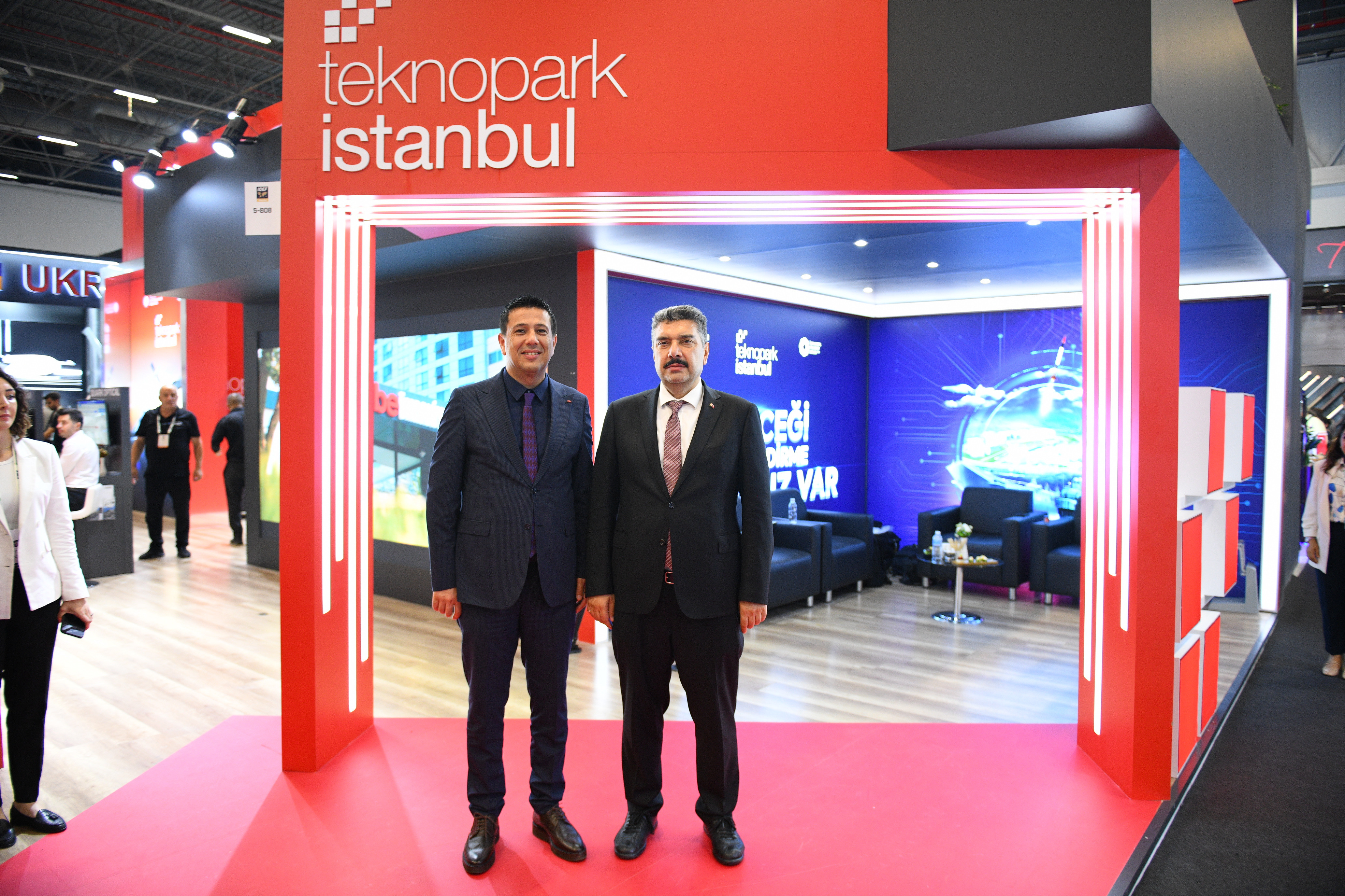 Within the scope of IDEF2025, HAVELSAN General Manager Dr. Mehmet Akif Nacar visited the Teknopark Istanbul stand and met with our General Manager Prof. Dr. Abdurrahman Akyol.